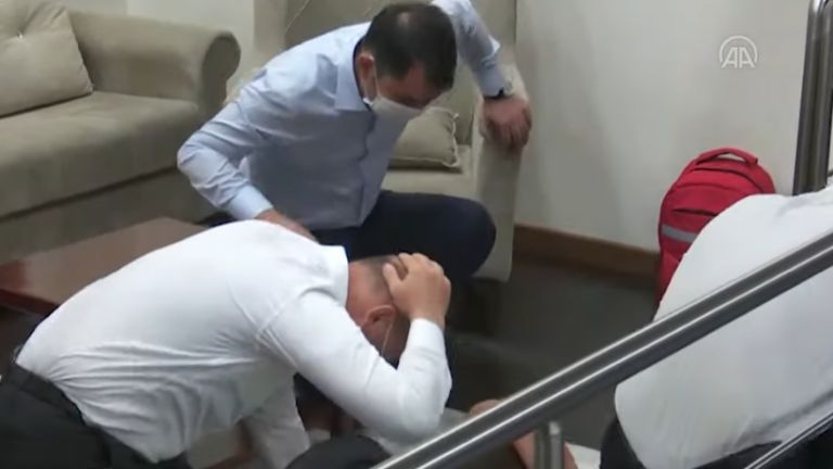 Турски министри преживяха 30-минутен трус от 7,2 по Рихтер (видео)