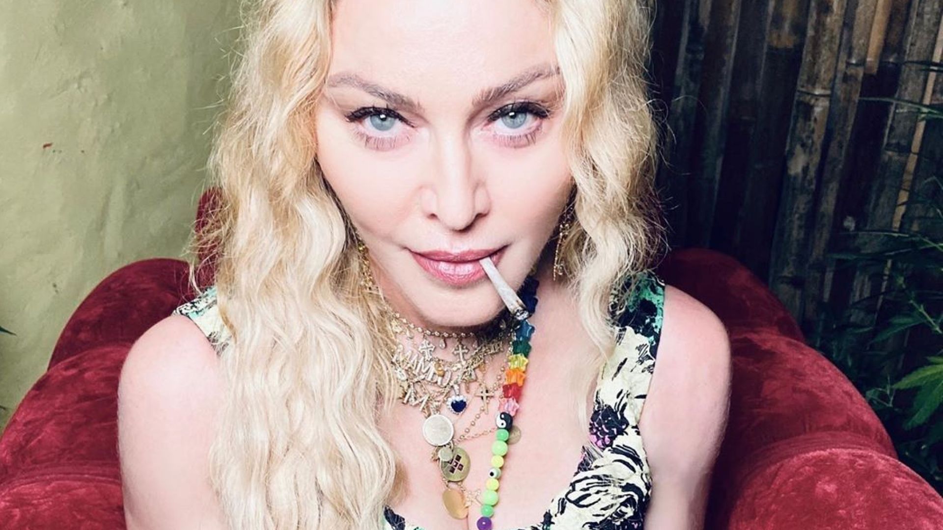 Мадона на 62 г.: в обятията на младото си гадже, пушейки марихуана в Ямайка