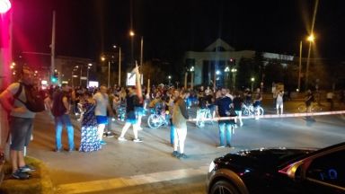 Протест: "Нощна стража в защита на жените и децата" пред румънското посолство