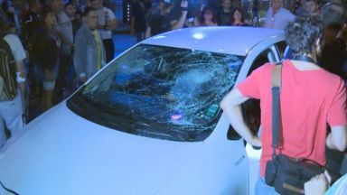 Автомобил управляван от жена се опита да премине през протестиращите