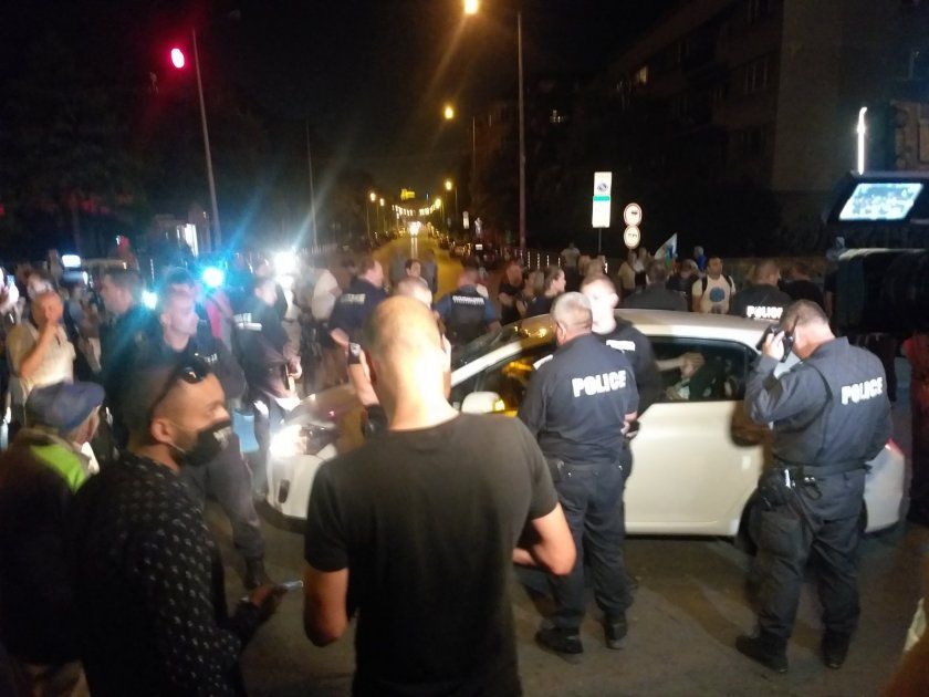 Трима протестиращи бяха задържани на 17 август вечерта, след като майка с две малки деца опита да премине с автомобил през блокадата пред румънското посолство