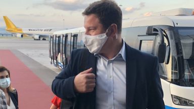 Новият посланик на Великобритания Роб Диксън пристигна на летище София