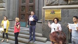 Акция на Мая Манолова: Събуди се, ЦИК, за машините!, "Боец" блокира сградата (видео)