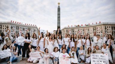 Облечени в бяло и с цветя в ръце беларуските жени