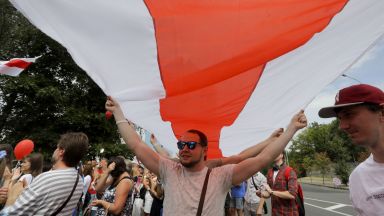 Близо 200 привърженици на опозицията се събраха днес пред центъра