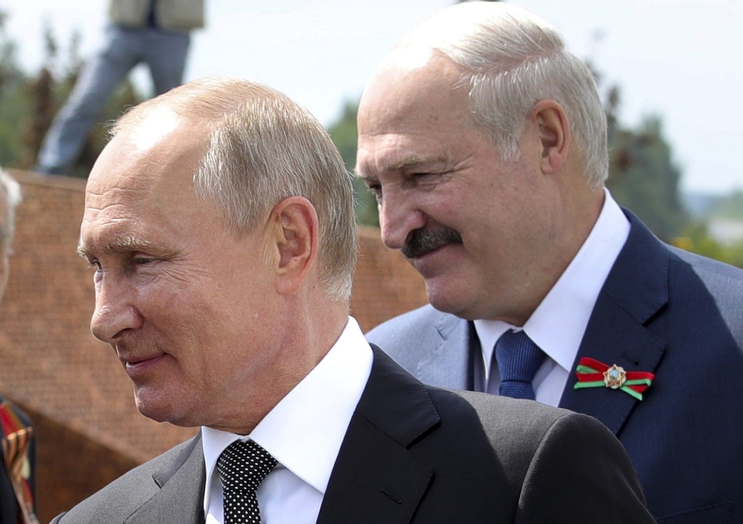 Владимир Путин и Александър Лукашенко разговарят с ветерани от Втората световна война по време на откриването на монумент в тяхна чест в Хорошево, северозападно от Москва на 30 юни 2020 г.