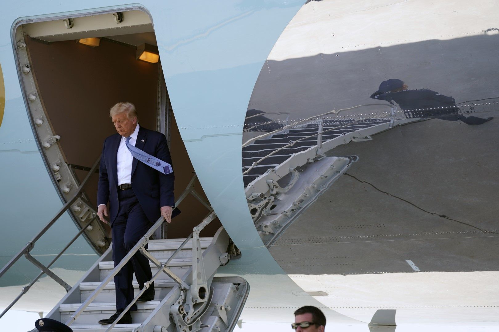 Доналд Тръмп слиза от президентския самолет на летище в щата Айова, където ще огледа щетите от наводнения, 18 август
