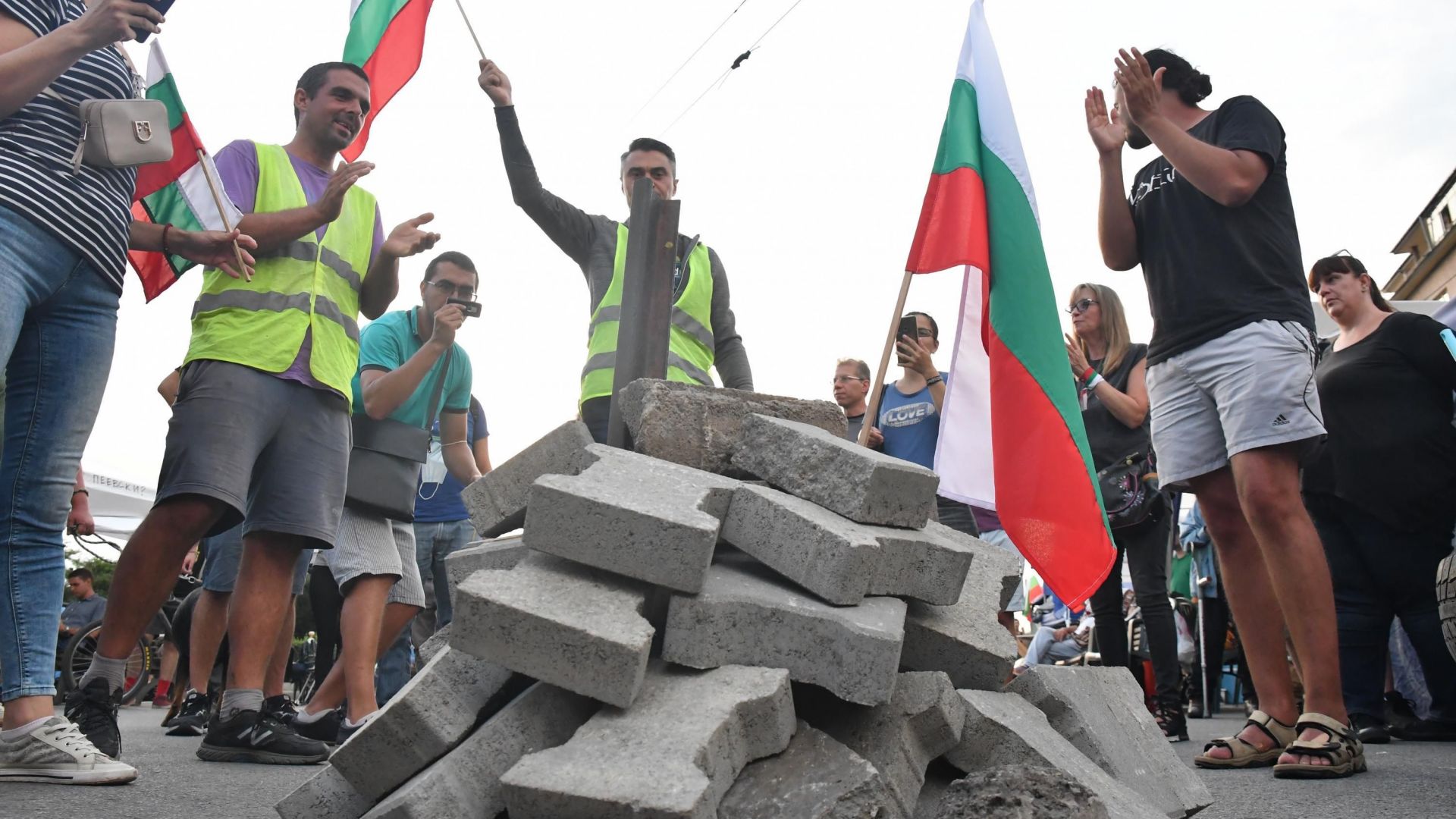 Ден 41 на протести в страната - издигнаха "паметник на свободата" на Орлов мост 