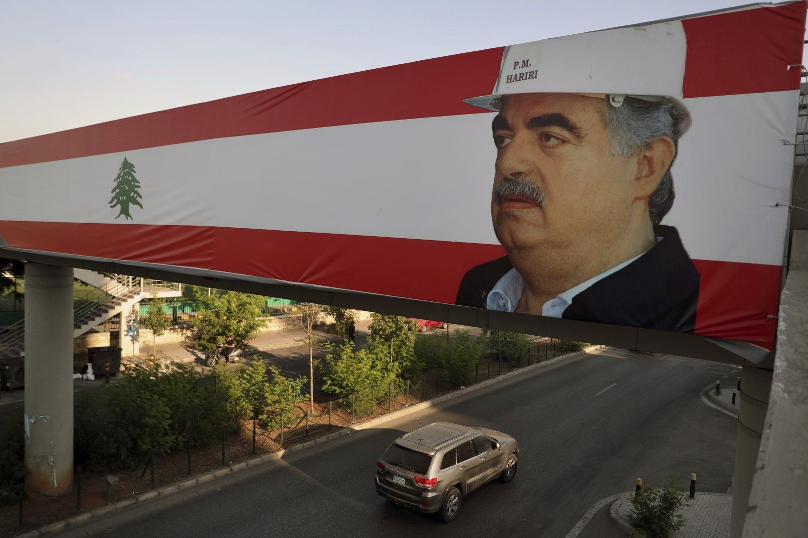 Кола преминава под плакат с лика на Рафик Харири в Бейрут, 18 август