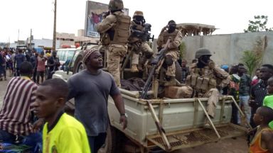 Президентът и премиерът на Мали са арестувани от вдигналите се на бунт военни 