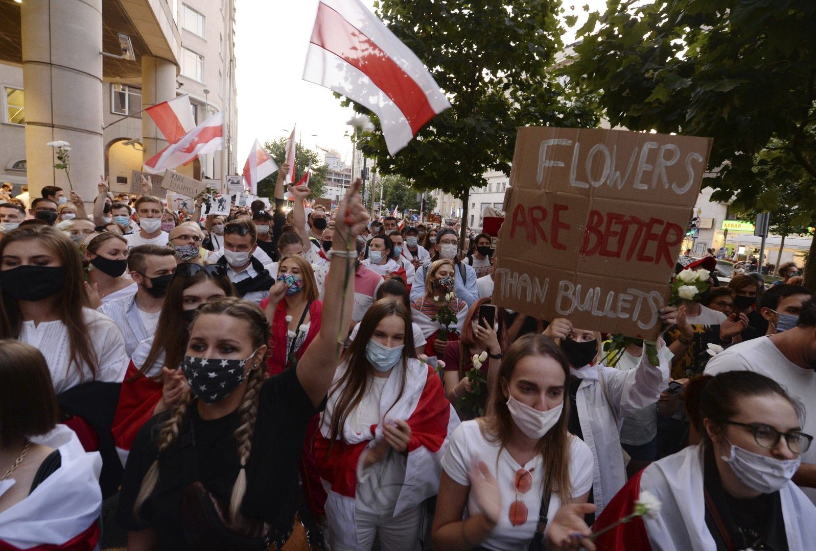 Поляци масово протестираха във Варшава - всички с маски, на 13 август след изборите в Беларус