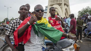 След военния преврат в Мали президентът подаде оставка, а страната е "затворена"