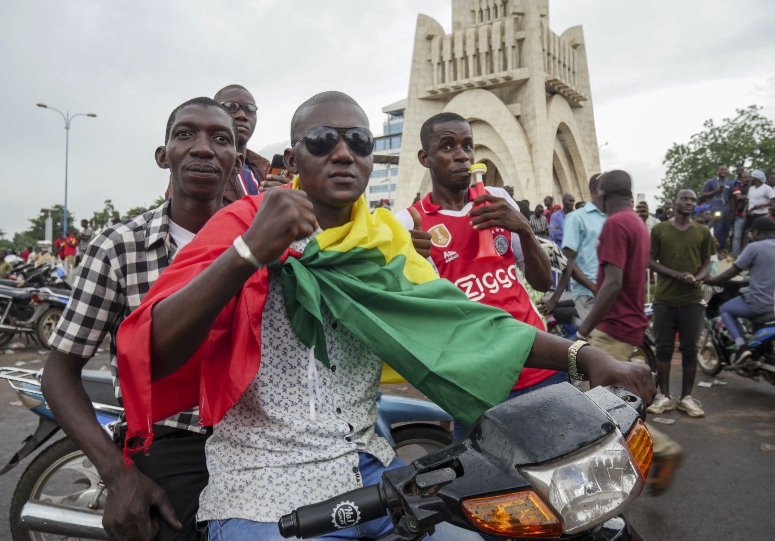 Хора празнуват по улиците на Бамако, Мали след свалянето на президента
