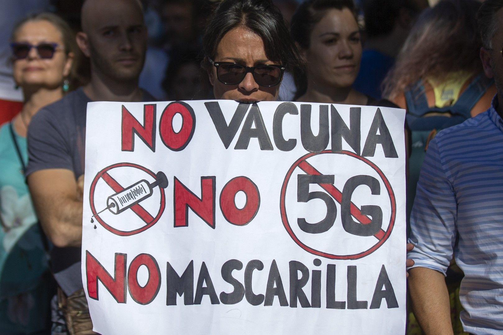 Протест срещу ограничителните мерки за коронавирус в Мадрид на 16 август. На плаката пише: "Никакви ваксини, никакви 5G, никакви маски"