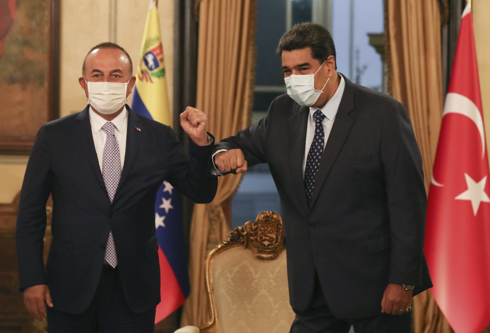 Външният министър на Турция Мевлют Чавушоглу и президентът Николас Мадуро позират пред фотографите след разговорите им в Каракас на 18 юли