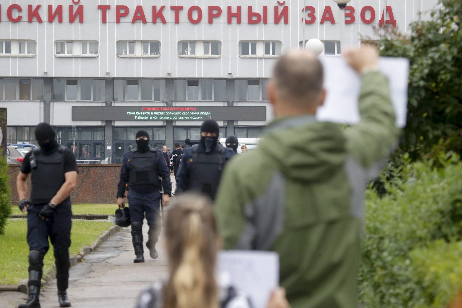Протестиращи пред Тракторния завод в Минск, полицията връща стачкуващите обратно на работа, 19 август. Лукашенко обеща "да се оправи с митингаджиите", които пресрещат на портала желаещите да работят