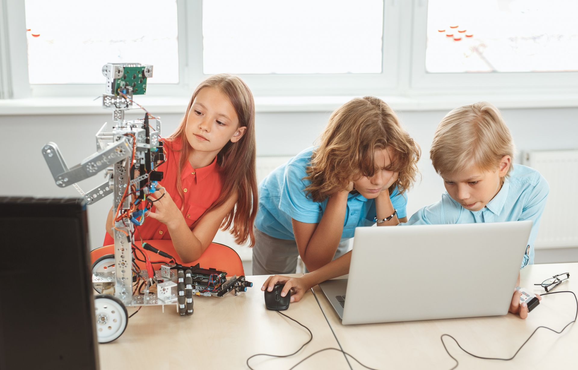 Може да потърсите и запишете детето си на курсове по роботика за подрастващи