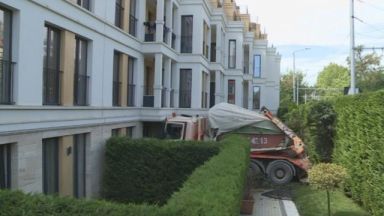 Камион със строителни отпадъци се вряза в жилищна сграда във