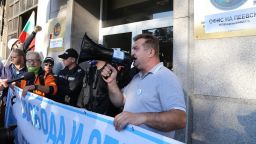Протестиращи блокираха сградата на КПКОНПИ 