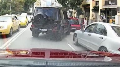 Шофьор с джип блокира булевард, блъска кола два пъти и избяга (ВИДЕО)
