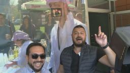 Бареков реди камъни пред сградата на "Да България", занесе и знаме 