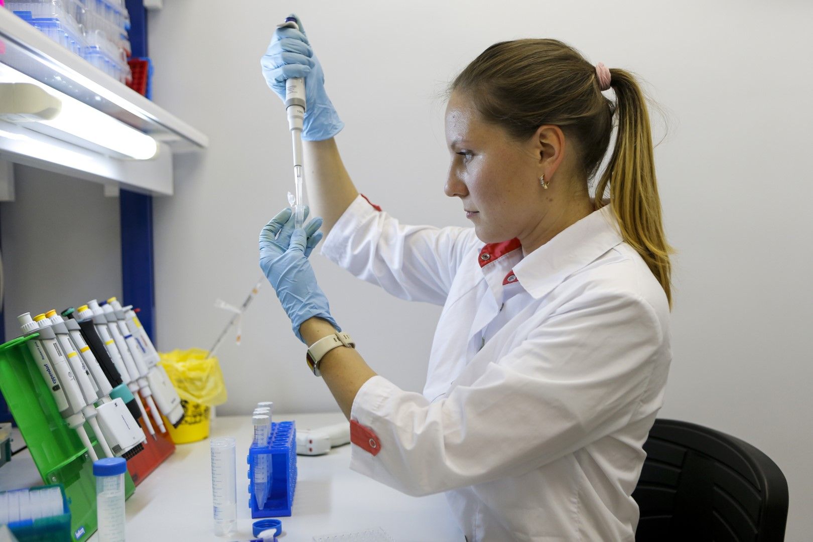 Медицински работник работи с руската ваксина в Националният изследователски център по епидемиология и микробиология "Н. Ф. Гамалея" 