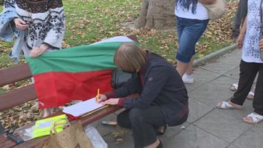 Четири инициативни комитета събират подписи за национални референдуми по различни