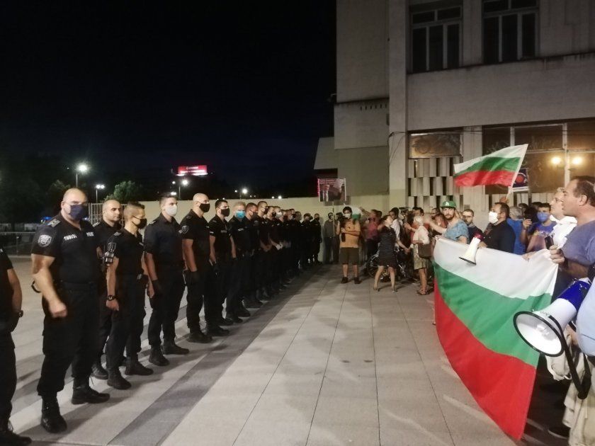 Полицейски кордон пред протестиращите в Пловдив