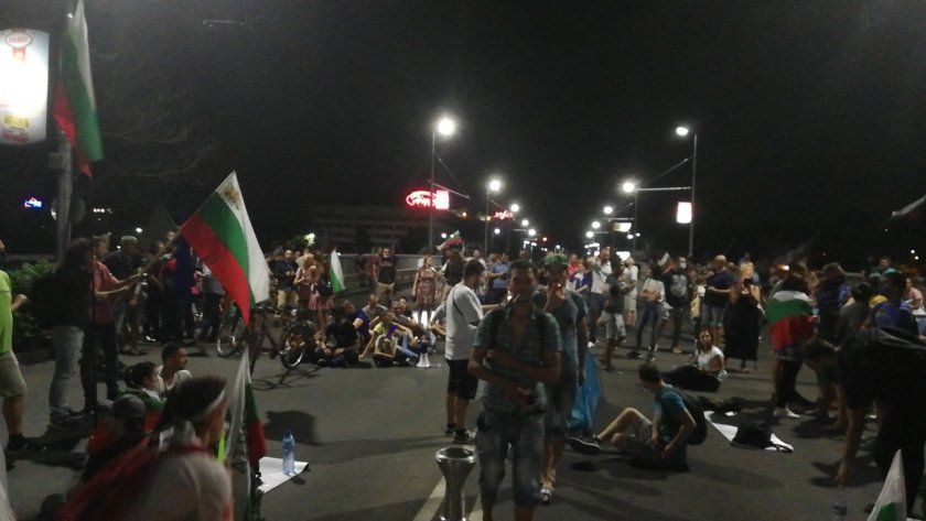 Протестиращите в Пловдив блокирахадвижението пред Международния панаир