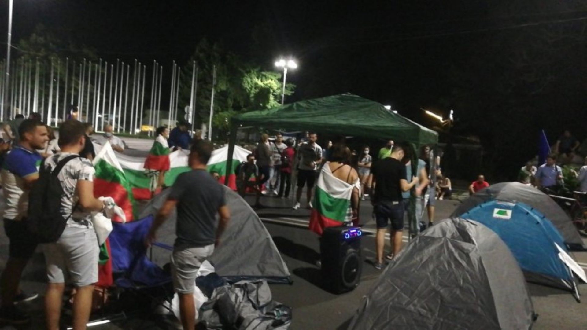 Полицията разтури новия палатков лагер в Пловдив. Протестиращи: Влачиха ни по земята (видео)