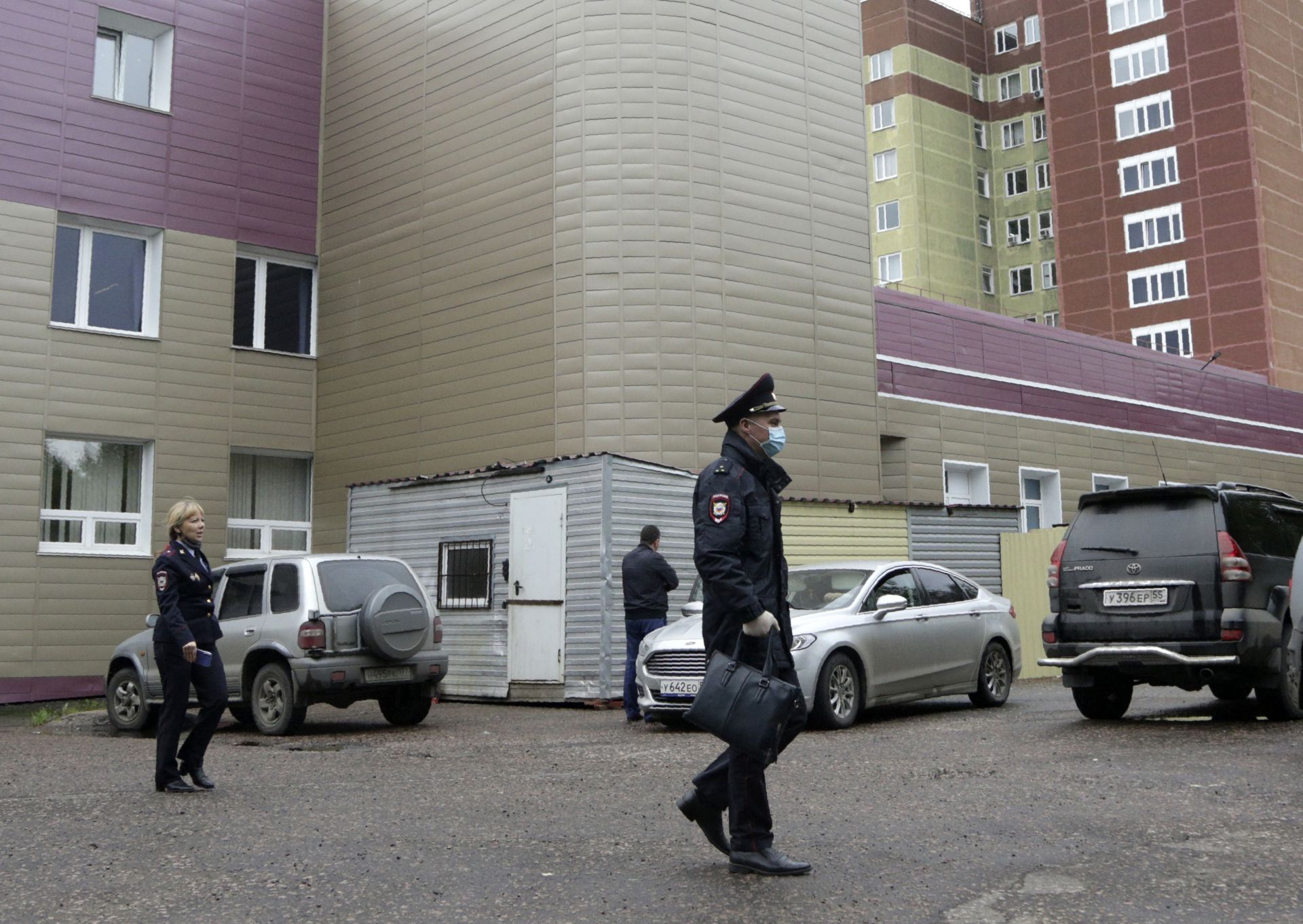 Полицаи охраняват болницата в руския град Омск, където първо беше настанен опозиционерът