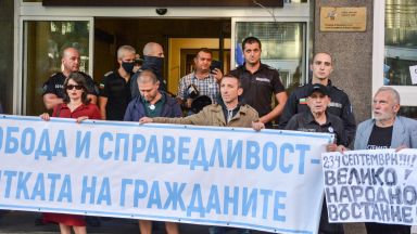Четвъртата блокада изненада на протестиращите в София се оказа сградата на