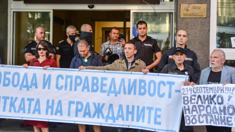 Четвъртата блокада-изненада на протестиращите в София се оказа сградата на