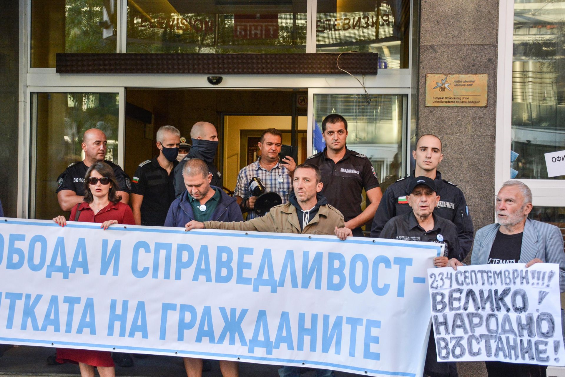 В демонстрацията участва и вечният протестър Йоло Денев