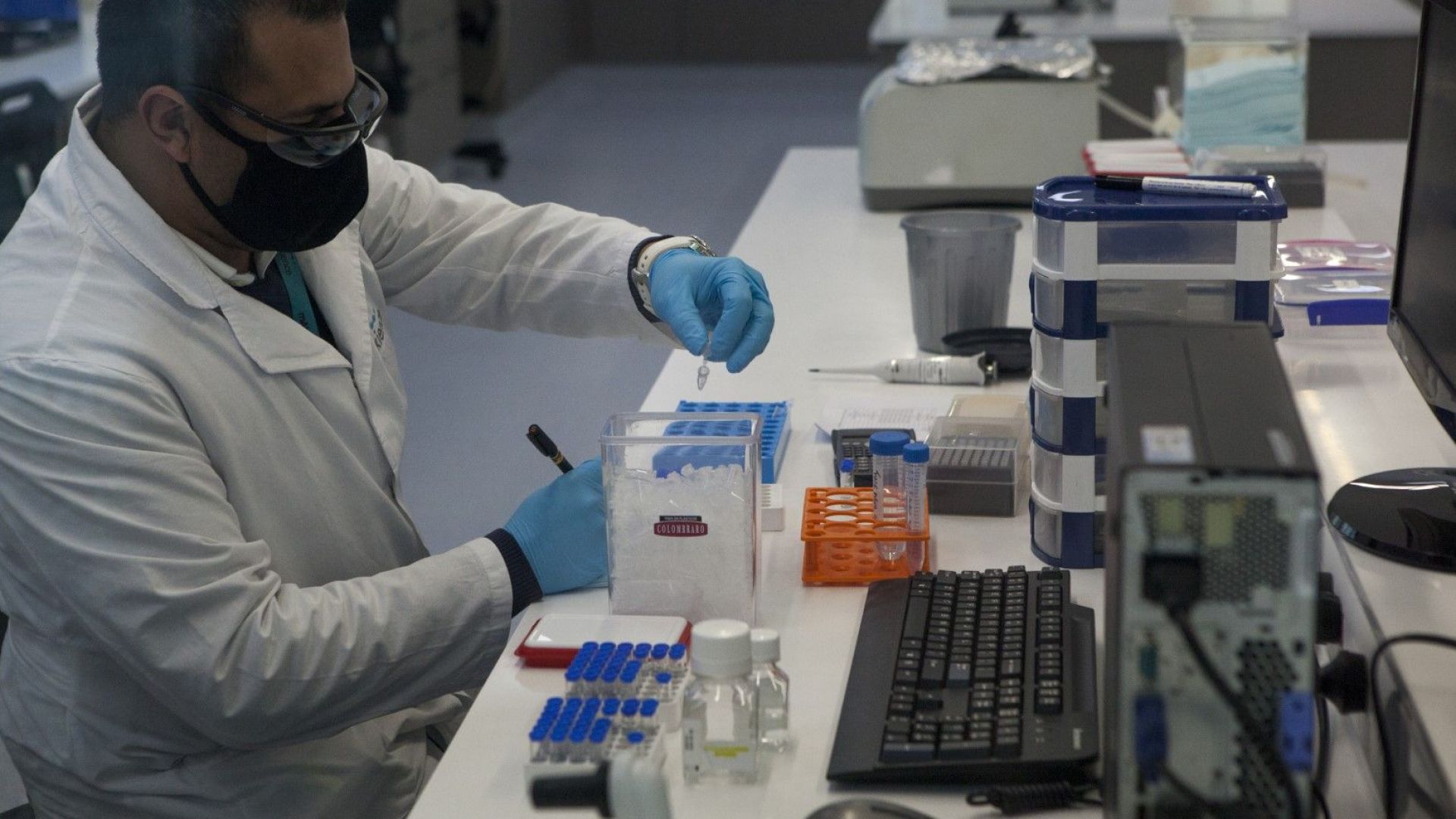 Получаваме 2.3 млн. ваксини, българка вече участва в изпитанията
