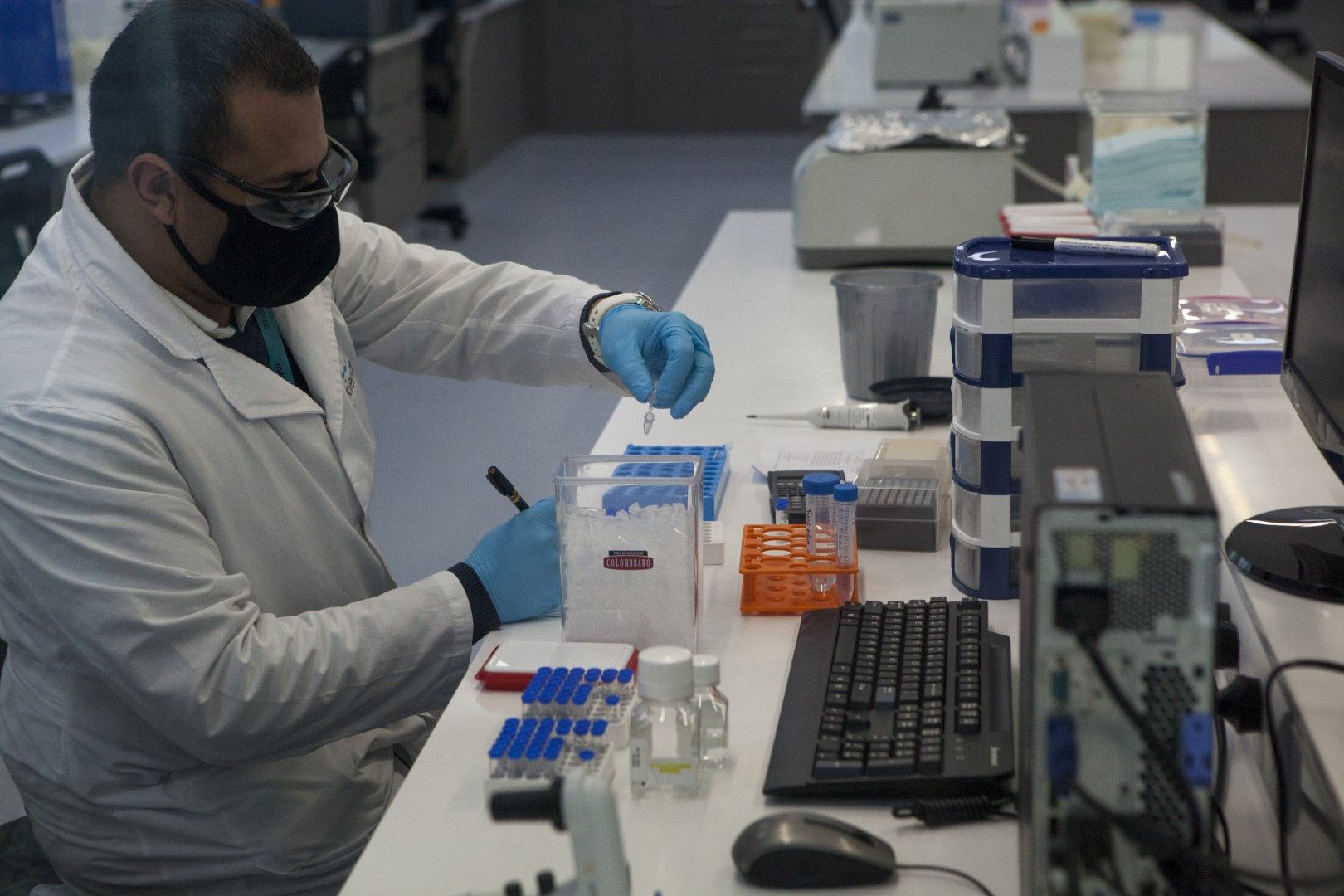 13 август. Лаборатория на биотехнологична компания в Гарин, Аржентина, е съпроизводител на ваксината на Оксфордския университет