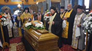 Доростолският митрополит Амвросий беше погребан днес при спазване на противоепидемичните