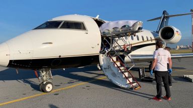 Самолетът който транспортира руския опозиционен политик Алексей Навални е на