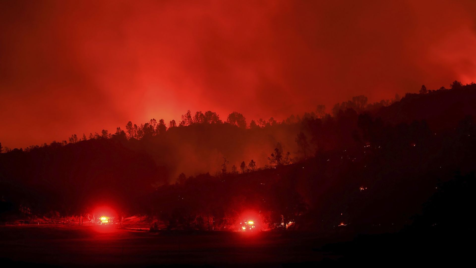 Десетки хиляди евакуирани заради големите пожари в Калифорния (видео)