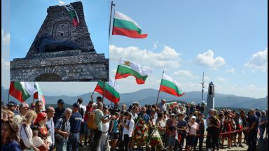 Няколко души се барикадираха в паметника на Шипка и спуснаха знаме с надпис "Оставка" (видео)