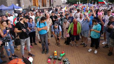 Вече втори месец протестите в големите градове на страната са