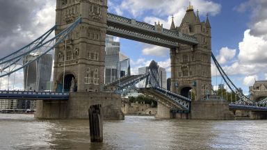Прочутият лондонски мост Тауър бридж беше спрян за движение днес