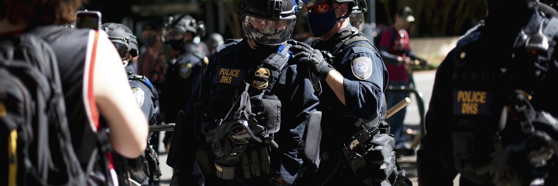 Нови сблъсъци в Портланд, леви и десни се биха с шлемове и щитове (снимки, видео)