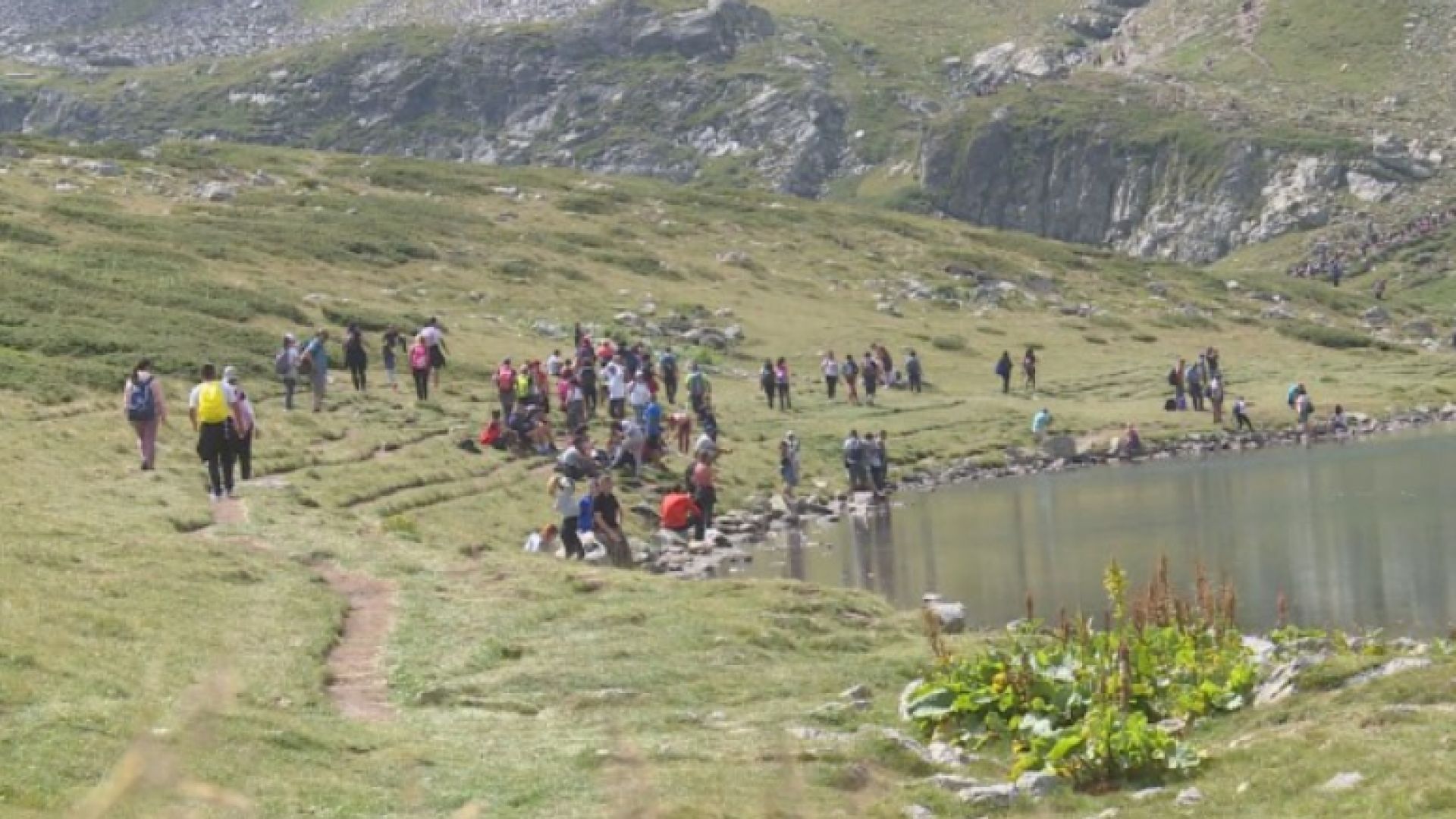 Експерти: Масовите посещения на туристи бавно превръщат Рилските езера в блата