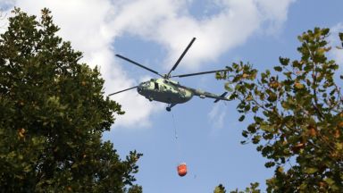 Хеликоптер и военни се включиха в потушаването на пожар над Карлово
