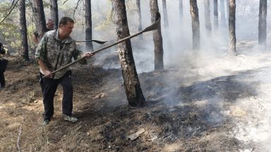 Голям пожар бушува в Свиленградско, пратиха хеликоптер (снимки)