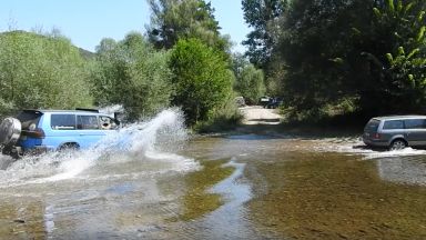 Видео как джипове преминават многократно за забавление през река Велека