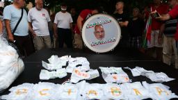 Памперси полетяха към Министерски съвет в 46-ия ден на протести (снимки)