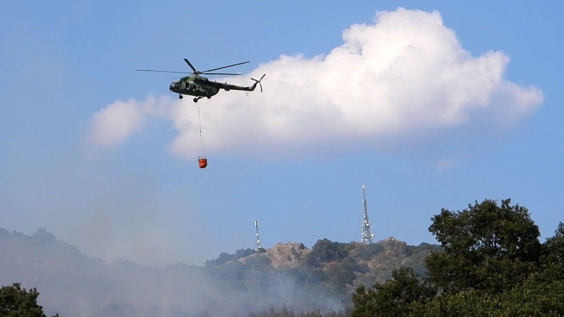 Военен хеликоптер се включи в гасенето на пожара край Сливен