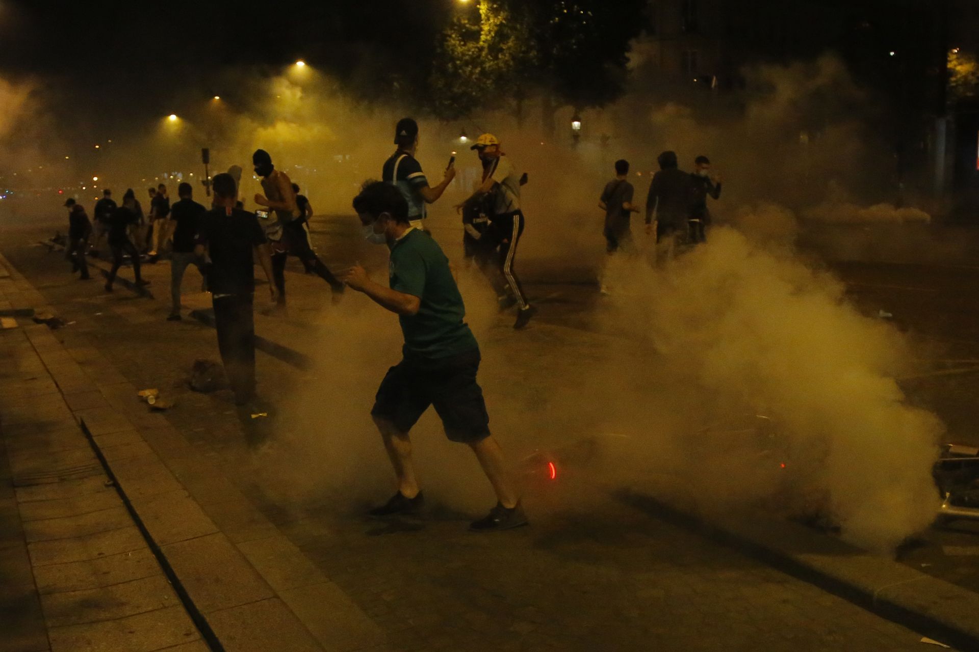 Тежка нощ на сблъсъци, палежи и арести в Париж след поражението